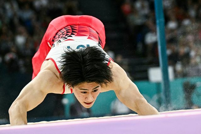 鉄棒の着地で手をつくミスをしてしまった体操・橋本大輝選手(AFP＝時事)