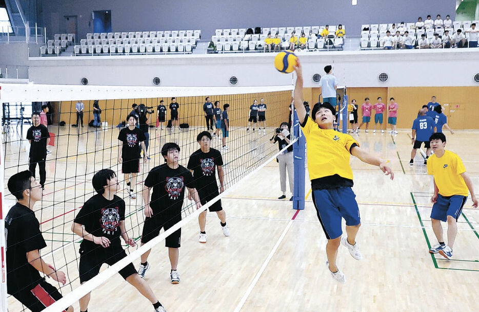 球技大会でバレーボールを楽しむ輪島高生＝９日午前１１時、かほく市総合体育館