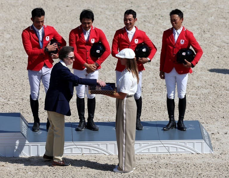 Getty Images アン王女からメダルを授与される左から大岩義明選手、北島隆三選手、田中利幸選手、戸本一真選手。