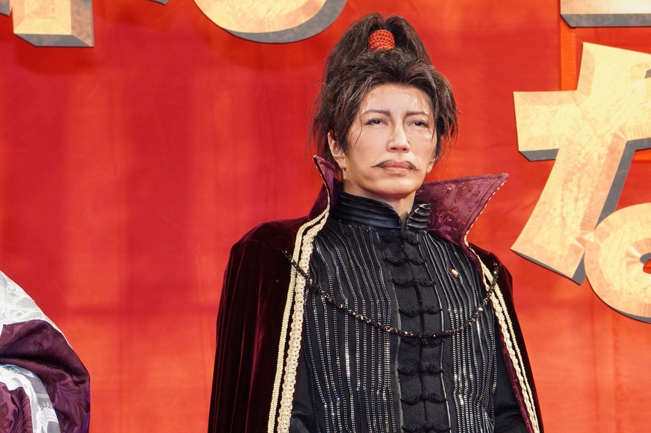 GACKT、役衣装が違和感なしの堂々たる姿