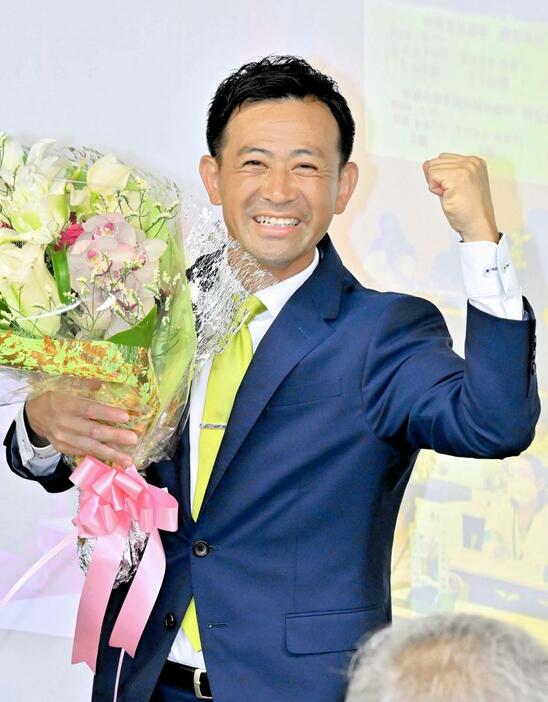 小浜市長選で初当選を果たし、笑顔でガッツポーズする杉本和範氏＝7月21日午後10時ごろ、福井県小浜市酒井の選挙事務所