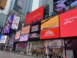 ニューヨーク市タイムズスクエアに表示されたリリーの広告
