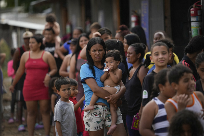 食料を受け取るため、列に並ぶ南米ベネズエラの移民ら＝パナマ南東部ラハスブランカスで2024年6月27日、AP