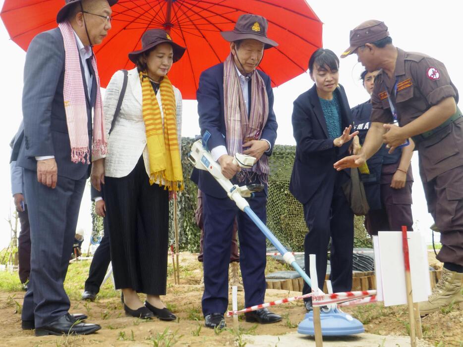 地雷探知機「ALIS」を体験する公明党の山口代表（中央）＝14日、カンボジア・シェムリアップ（共同）