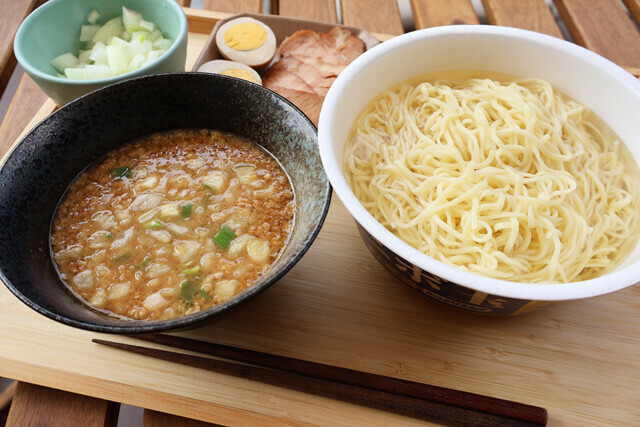 マルちゃん正麺の「ニボ玉」をつけ麺にすると!?