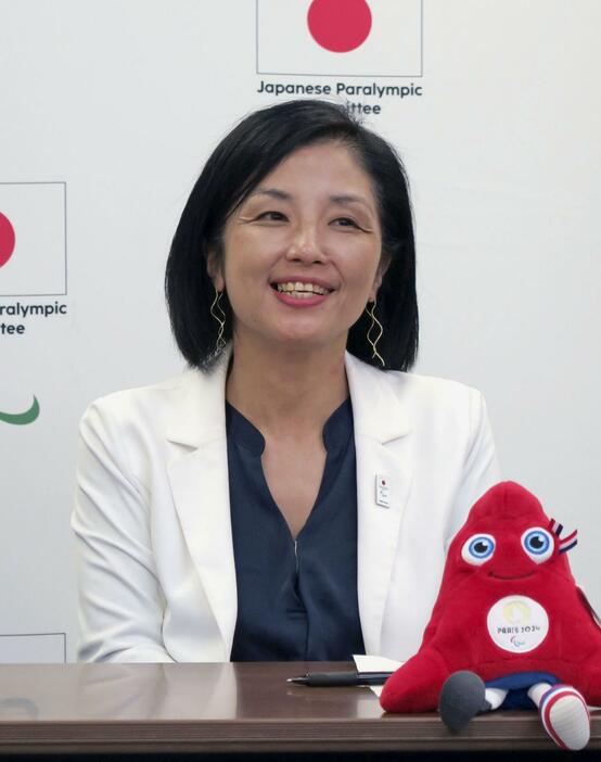 パリ・パラリンピックへの期待を語る日本選手団の田口亜希団長＝4日、東京都中央区