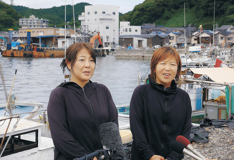 初日の海女漁の感想を話す保存振興会長の門木さん（左）と理事の濵谷さん＝輪島港