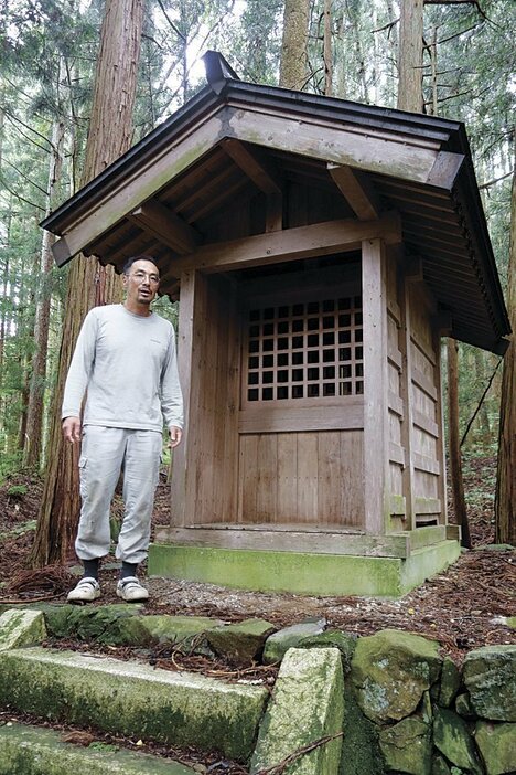 播隆上人と中田又重が安全を祈願した大日堂と又重の子孫・信一郎さん