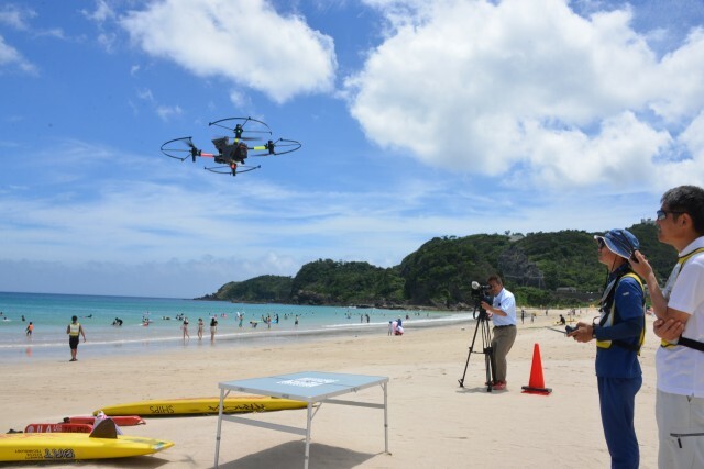 昨年７月に白浜大浜で行われたドローンによる安全監視の実証実験。今夏から本格運用が始まる＝下田市白浜大浜海水浴場