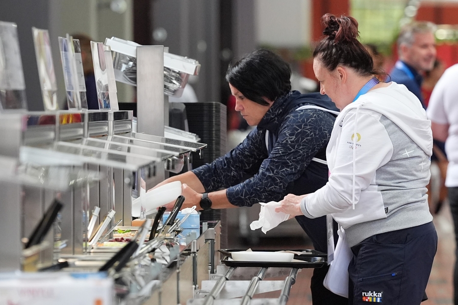 選手たちだけでなく、多くの関係者たちも食事を取る選手村の食堂。ゆえに相当な提供スピードが求められ、質も低下する一方なようだ。(C)Getty Images