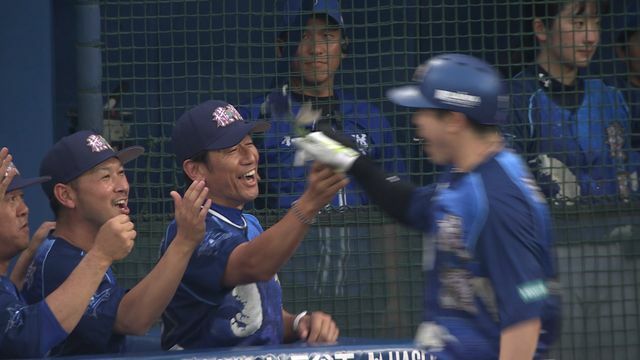 ３ランHRで三浦大輔監督から青いバラの祝福を受けるDeNAの佐野恵太選手