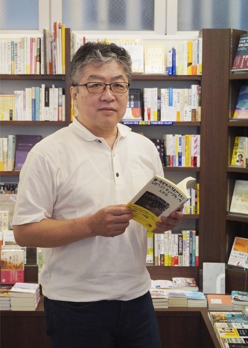 福岡市の書店「ブックスキューブリック」を営む大井実さん＝5月