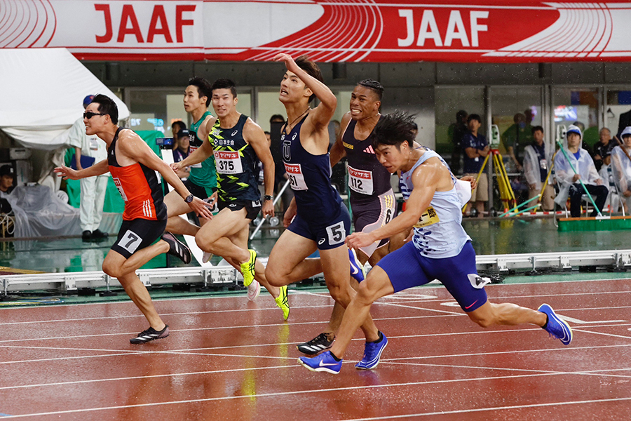 男子100メートル決勝で競り合う選手たち【写真：奥井隆史】