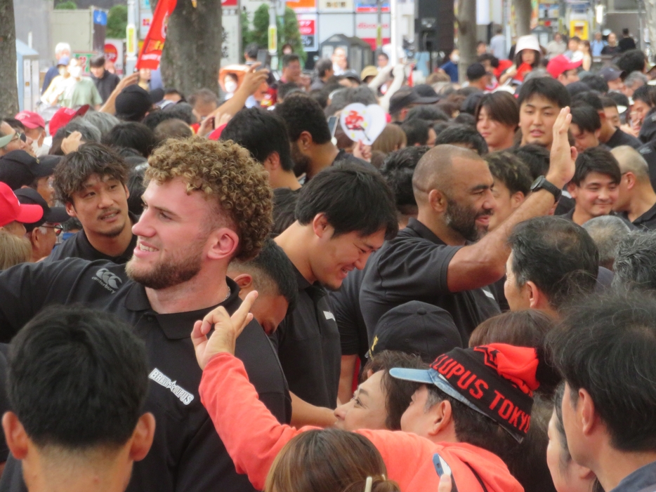 パレードに詰めかけたファンの声援に応えるワーナー・ディアンズらBL東京の選手たち（撮影：向風見也）
