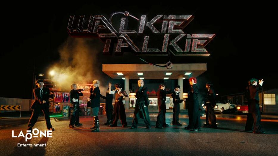 INI「Walkie Talkie」パフォーマンスビデオサムネイル©LAPONE Entertainment