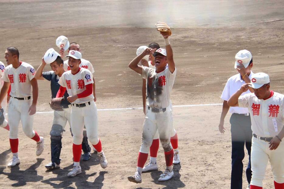 勝利を喜ぶ智辯学園ナイン