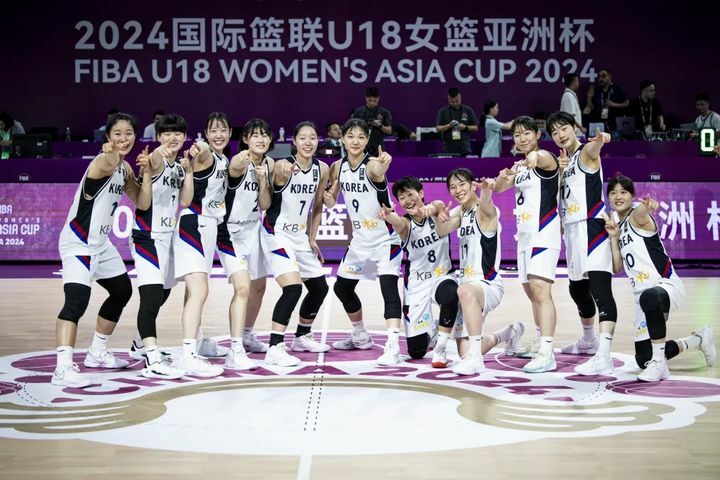 (写真：朝鮮日報日本語版) 6月28日、ニュージーランドを破って4強進出が決まり、喜ぶU18韓国女子代表。／FIBA提供