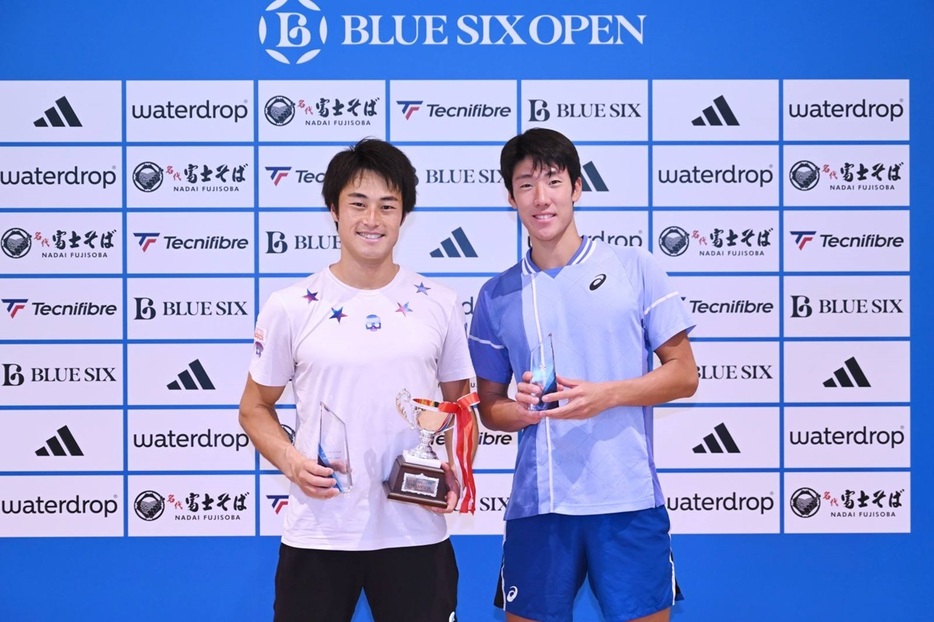 「BLUE SIX OPEN WEEK WEEK2」（東京・有明テニスの森）の男子シングルスで優勝を飾った今井慎太郎（イカイ／左）と準優勝のシン・ウビン（韓国）（写真提供◎BLUE SIX OPEN、撮影◎長浜功明）