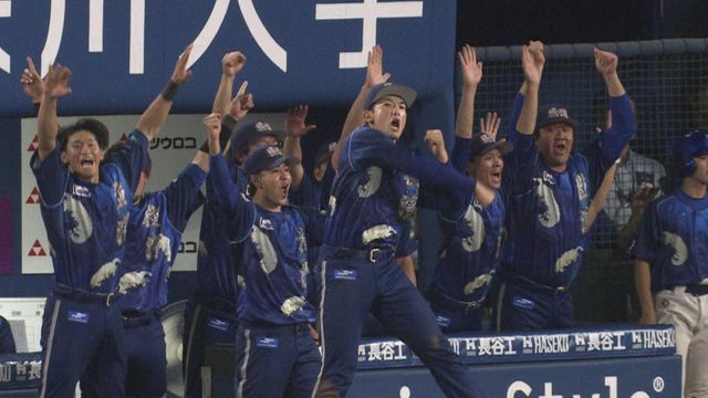 牧秀悟選手の同点打に盛り上がるDeNAベンチ