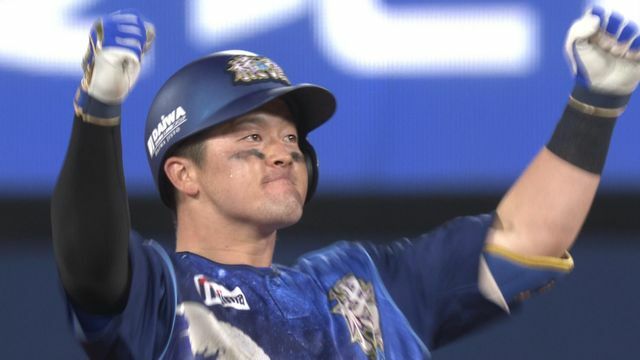 9回同点タイムリー2塁打にガッツポーズの牧秀悟選手