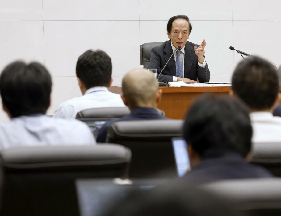 金融政策決定会合後に記者会見する日銀の植田総裁＝31日午後、日銀本店