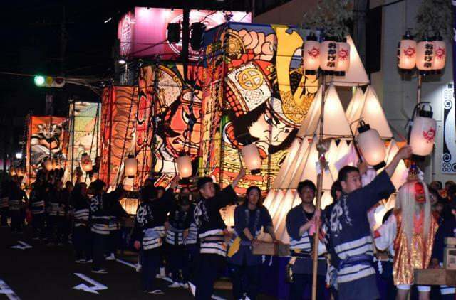 武者絵灯籠山車などが都城市の繁華街を勇壮に練り歩いた都城六月灯おかげ祭りの「宵祭り」＝８日午後９時、同市牟田町