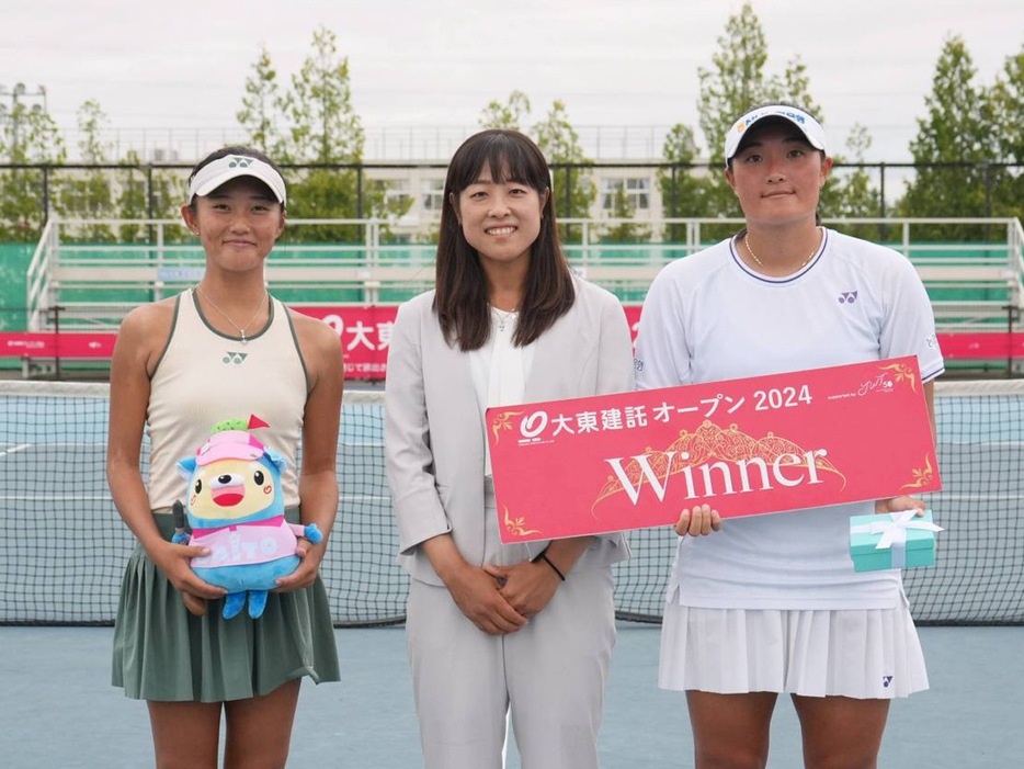 「W15札幌大東建託オープン supported by JWT50」（北海道・平岸庭球場）の女子シングルスで優勝を飾ったイ・ウンヘ（韓国／右側）と準優勝の虫賀心央（名古屋LTC／左側）、中央は大会ディレクターの森田あゆみさん（@JWT50）