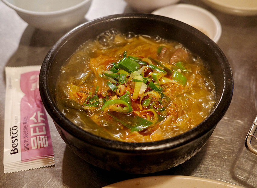 サービスで蕎麦冷麺と牛骨スープが付いてくる