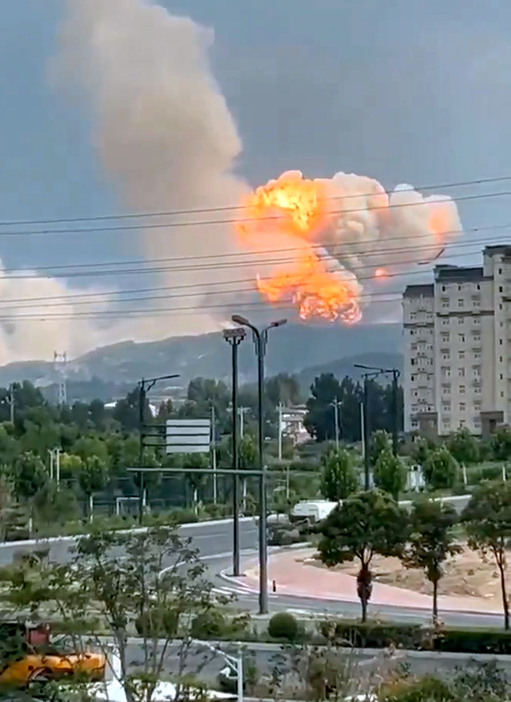 中国河南省で誤って打ち上がったロケットが落下し、地上に激突して大爆発した現場として微博（ウェイボ）に投稿された画像。6月30日に撮影されたとみられる（共同）
