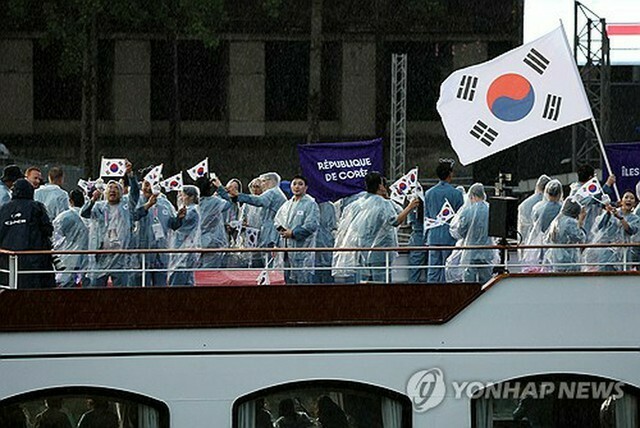 セーヌ川での開会式に登場した韓国選手団＝27日、パリ（聯合ニュース）