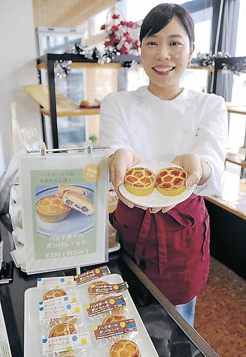 開発したハンドボール型の焼き菓子＝氷見市上泉のニューちどり