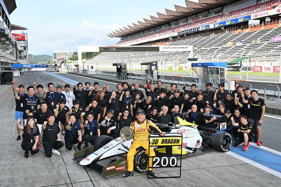 全日本スーパーフォーミュラ・ライツ選手権第4大会の第10戦で参戦200戦を達成したDRAGONとチームメンバー