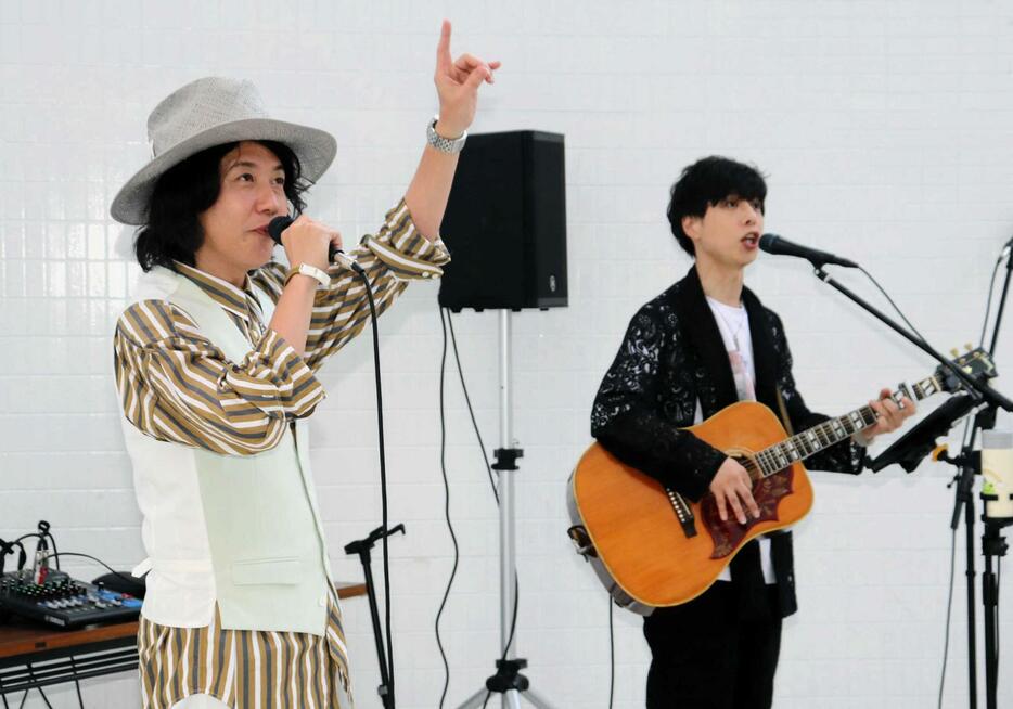 防災への思いを込め、豊かな歌声を響かせるＫＡＺＺさん（左）と石田裕之さん＝神戸市中央区