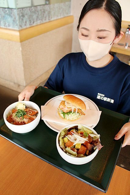 道の駅新湊が新たに販売する「サクラマスのっけ丼」と「サクラマスバーガー」