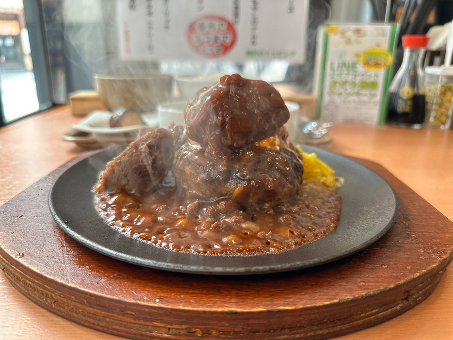 「牛タンのせ粗挽きビーフハンバーグ」（1790円）。ソースはデミグラスソース