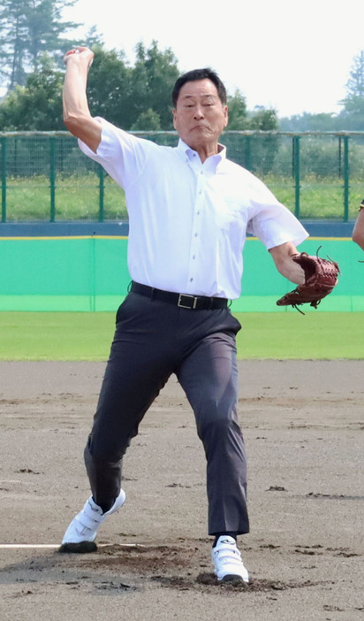 「第6回全国500歳野球大会」の始球式を務める中畑清さん＝13日午前、秋田県大仙市