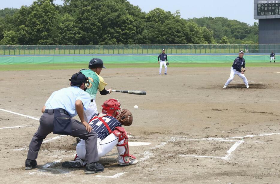 秋田県大仙市で開幕した「第6回全国500歳野球大会」＝13日午前