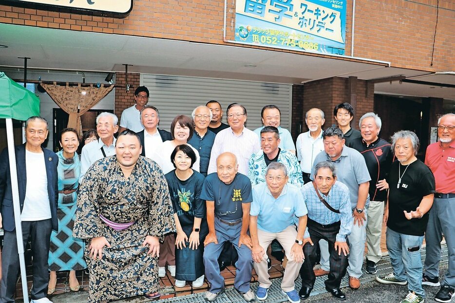 参加者と記念撮影する朝乃山関（前列左）＝名古屋市内