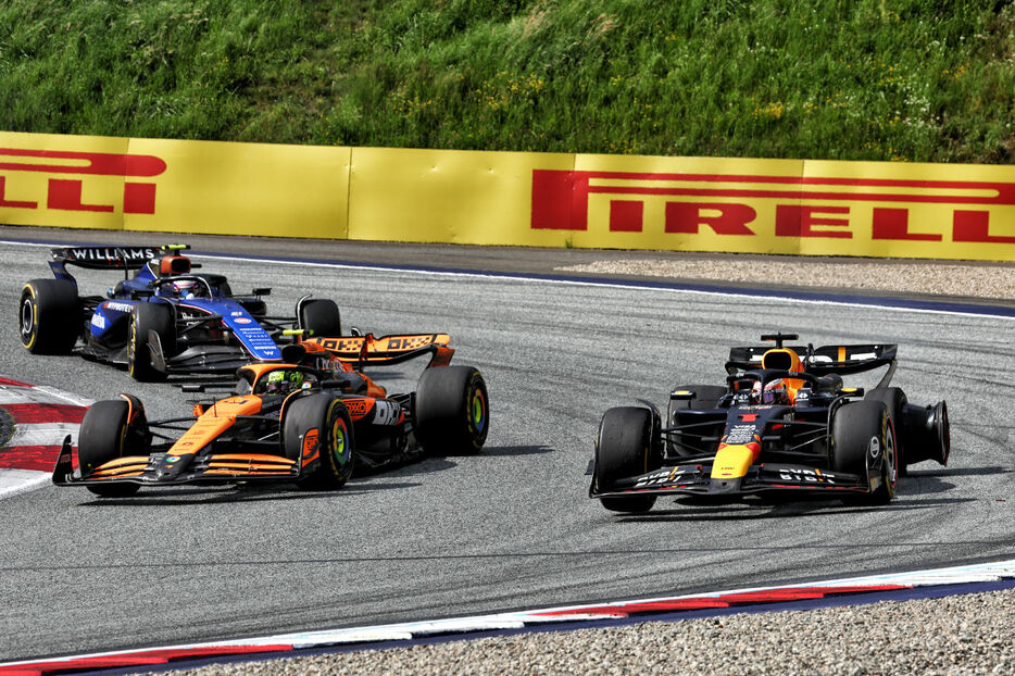 71周のレースの65周目、トップを争うマックス・フェルスタッペン（右：レッドブル）とランド・ノリス（左：マクラーレン）が接触。両車ともダメージを負い優勝争いから脱落した。　2024年F1第11戦オーストリアGP