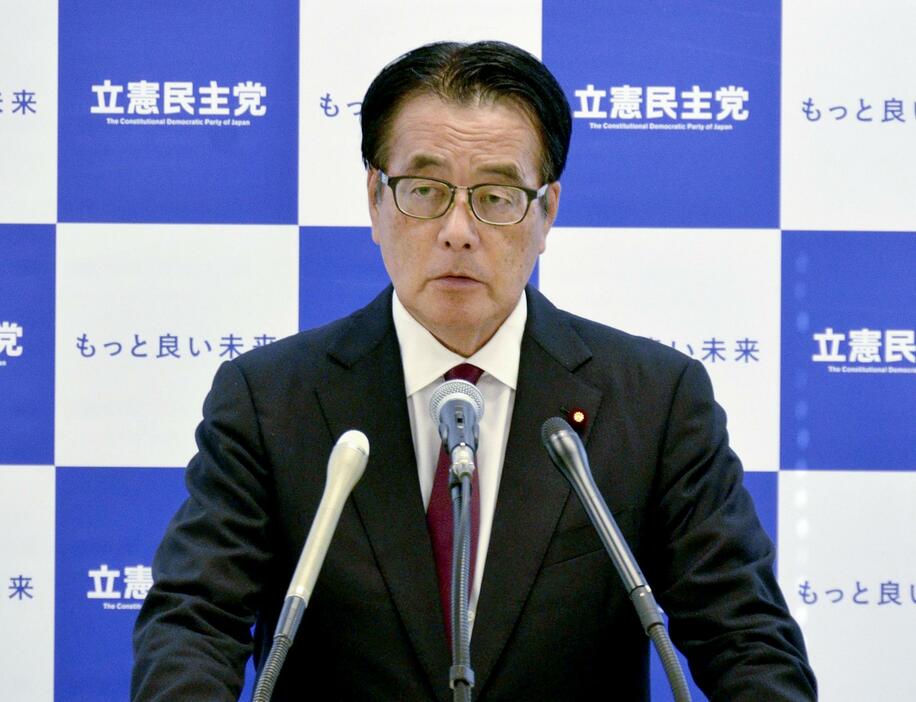 記者会見する立憲民主党の岡田幹事長＝23日午後、国会