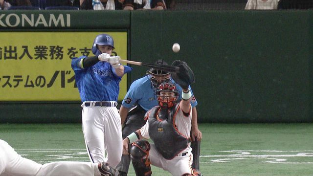 先制打を打つDeNAの佐野恵太選手（画像：日テレジータス）