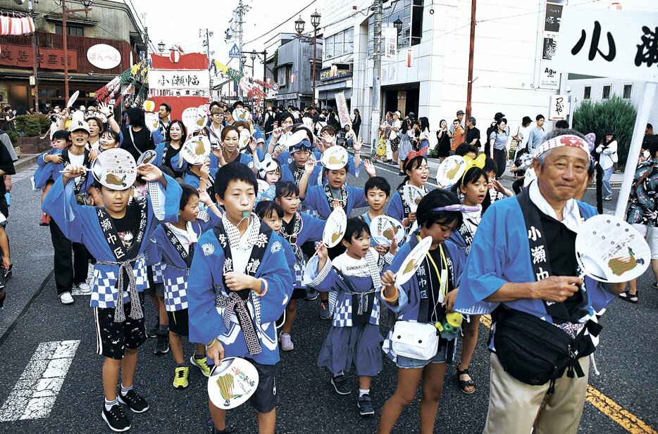 踊りながら豊科中心街を練り歩く子供たち（あづみ野祭り）