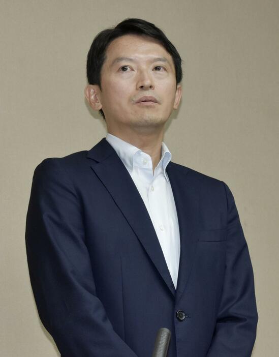 取材に応じる兵庫県の斎藤元彦知事＝8日午後、県庁