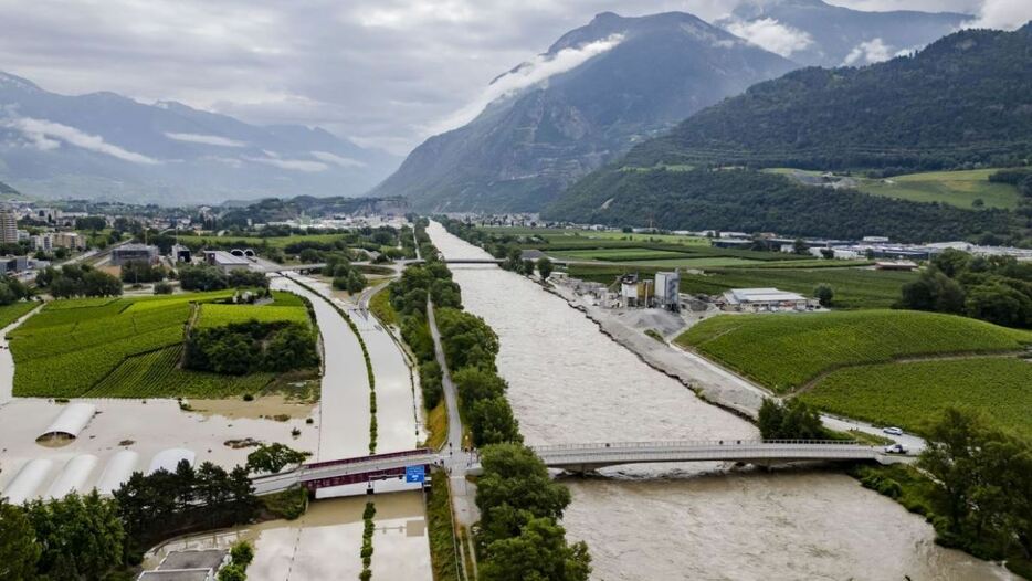 スイス南部で川が氾濫し、大規模な洪水が発生した