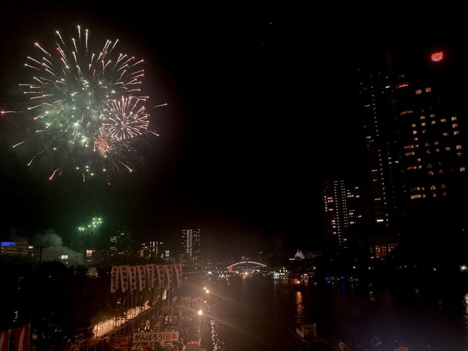 3000発もの奉納花火が打ち上げられた天神祭「本宮」〈2024年7月25日 大阪市北区〉