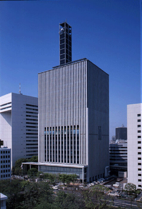 東京労働局が入居する九段第3合同庁舎（SAKURA, CC BY-SA 3.0 , via Wikimedia Commons）