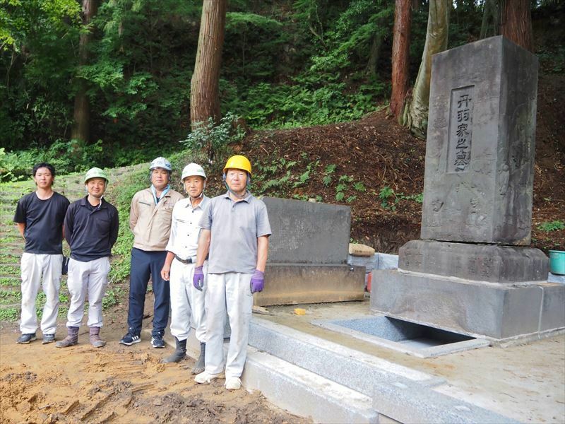 東京・青山墓地から二本松市の大隣寺に移設された丹羽家の墓石、墓誌と工事関係者