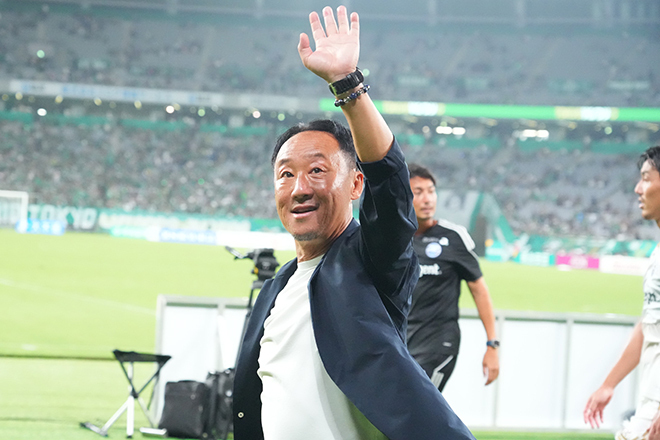 東京V戦で町田を指揮した黒田監督。写真：田中研治（サッカーダイジェスト写真部）