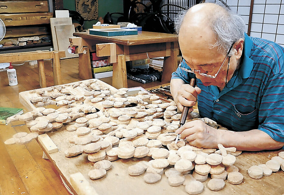 井波彫刻を彫る彫刻師＝２３日、南砺市井波