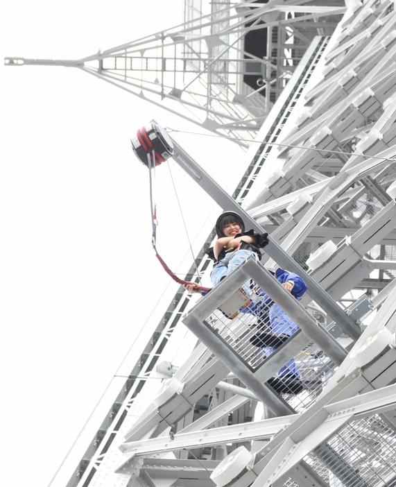 ［写真］約14メートル下の中間展望台へ垂直に飛び降りる「Dive」。台に立っただけでもスリルが味わえる＝1日午前、大阪市浪速区で
